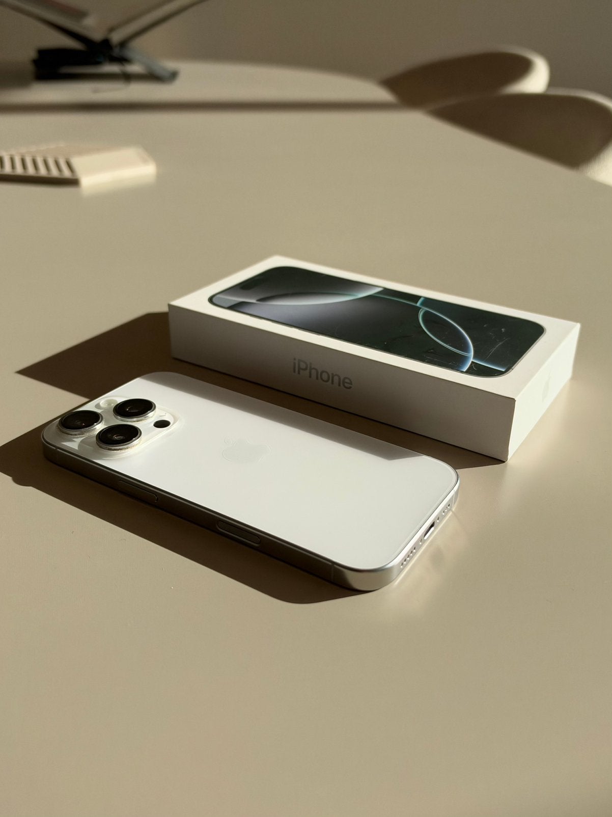 iPhone 16 Pro 256GB Wit | Zeer nette staat + 3 hoesjes, 89 %, Wit, Zo goed als nieuw, Zonder simlock