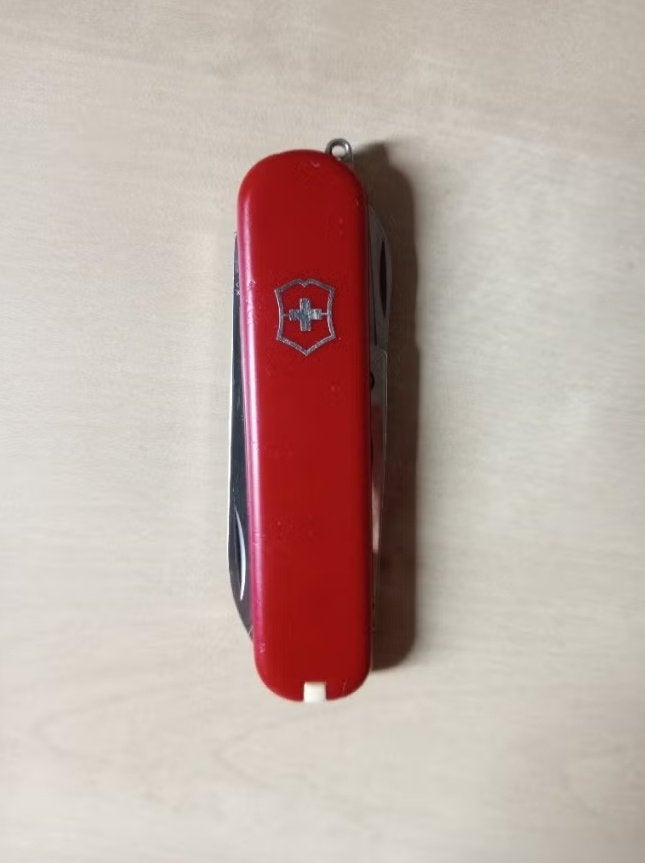 Victorinox Classic Red Zakmes 5 Functies, Doe-het-zelf en Verbouw, Gereedschap | Handgereedschap, Ophalen of Verzenden, Gebruikt