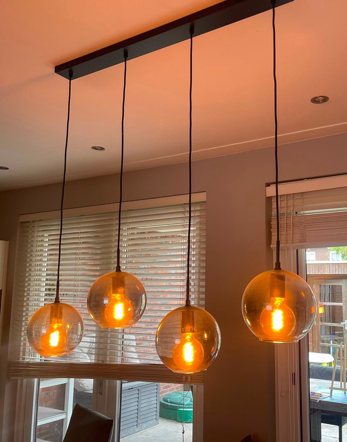 Moderne hanglamp met 4 glazen bollen, Ophalen, Zo goed als nieuw, Glas, E27 (groot)