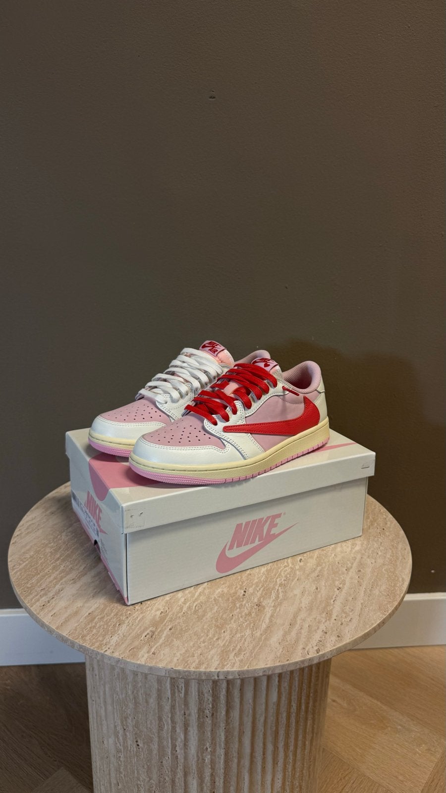Nike Jordan 1 Low Travis Scott Reverse Mocha Roze, Ophalen of Verzenden, Nieuw, Roze, Sneakers of Gympen
