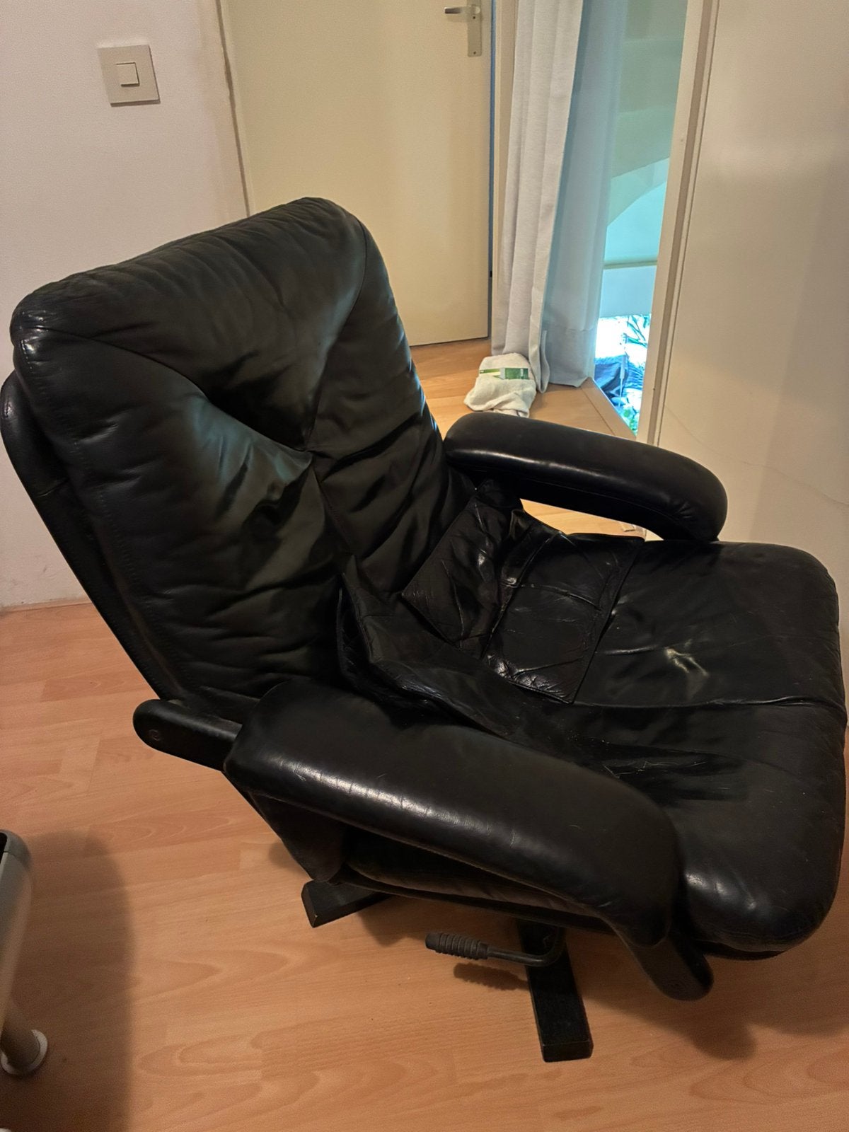 Zwarte lederen draaibare fauteuil met 5-spin voet, Ophalen, Gebruikt, Jaren 90-00, 50 tot 75 cm