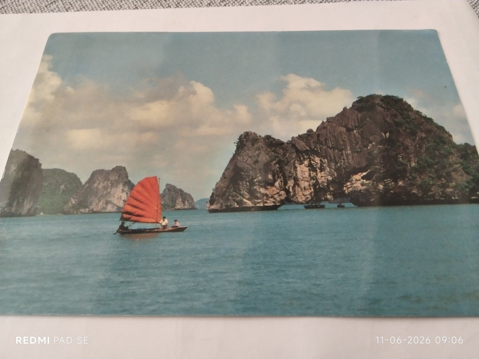 Vintage Ansichtkaart Vietnam - Halong Bay met Jonk, Ophalen of Verzenden, Buiten Europa