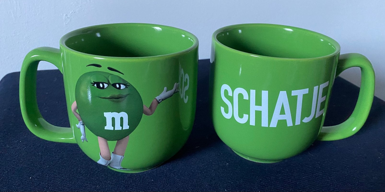 2x Groene grote mok van M&M’s. Op achterzijde staat SCHATJE., Ophalen of Verzenden, Zo goed als nieuw, Gebruiksvoorwerp