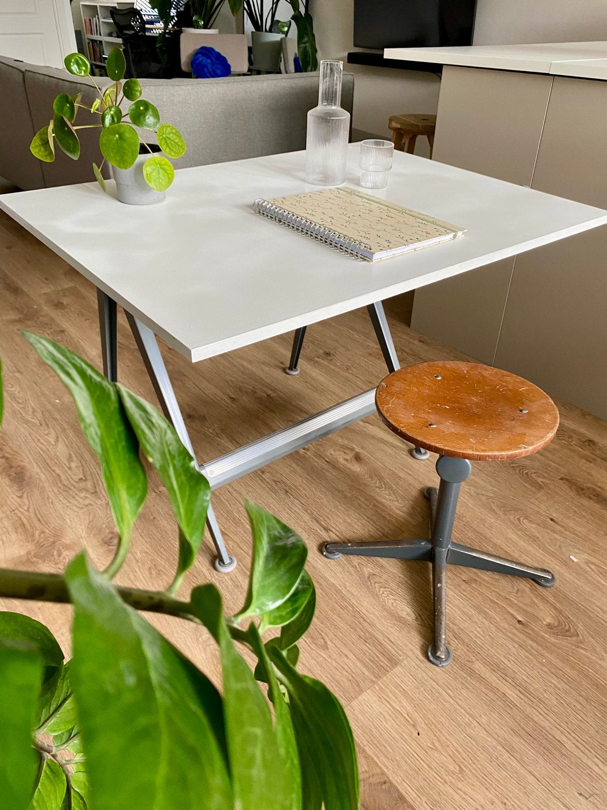 Vintage tekentafel en kruk Ahrend door Friso Kramer, Ophalen, Zit-sta bureau, Gebruikt, Hout