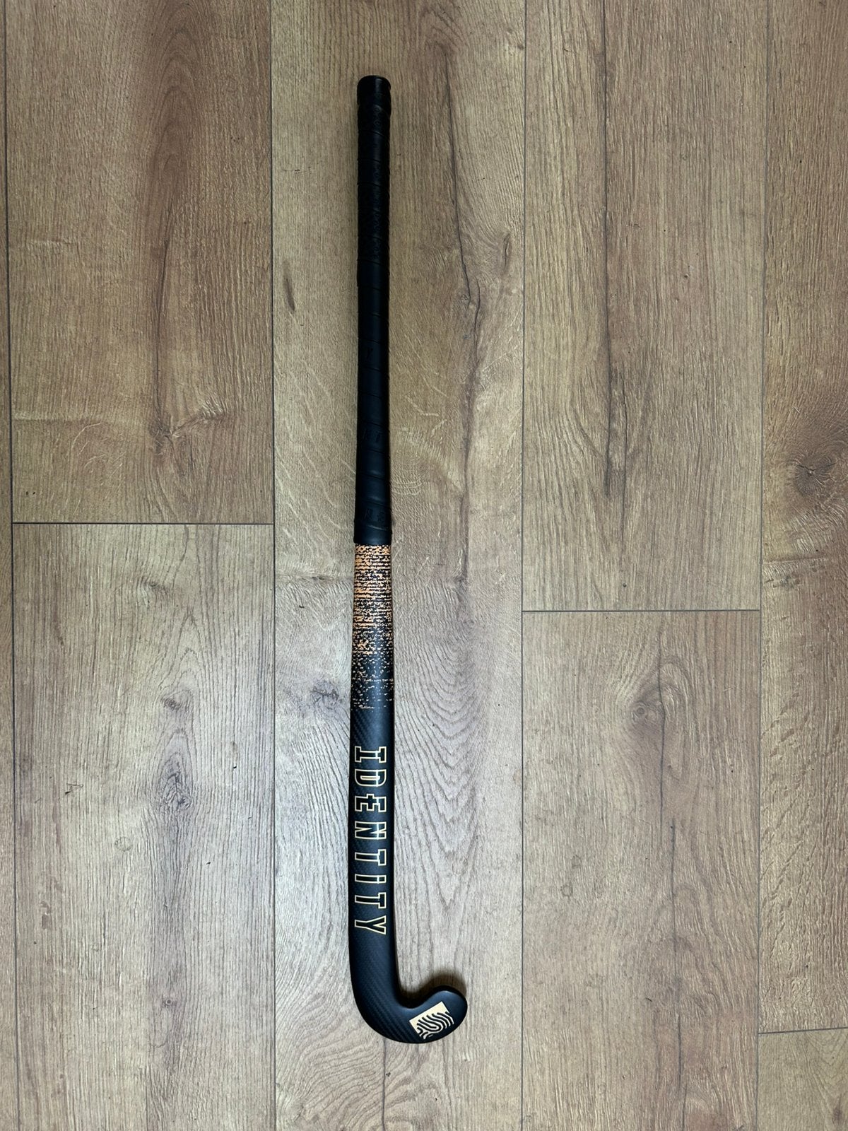 Hockeystick - Identity Low Bow 100 INDOOR 37,5, Sport en Fitness, Ophalen of Verzenden, Nieuw, Stick