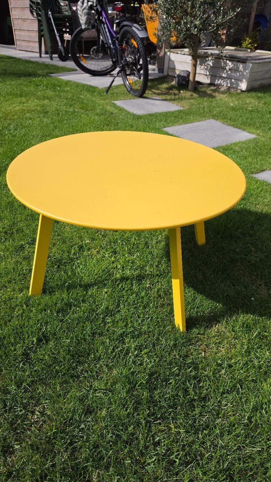 Geel metalen buitentafeltje 70x40 cm, Ophalen, Gebruikt, Rond, Metaal
