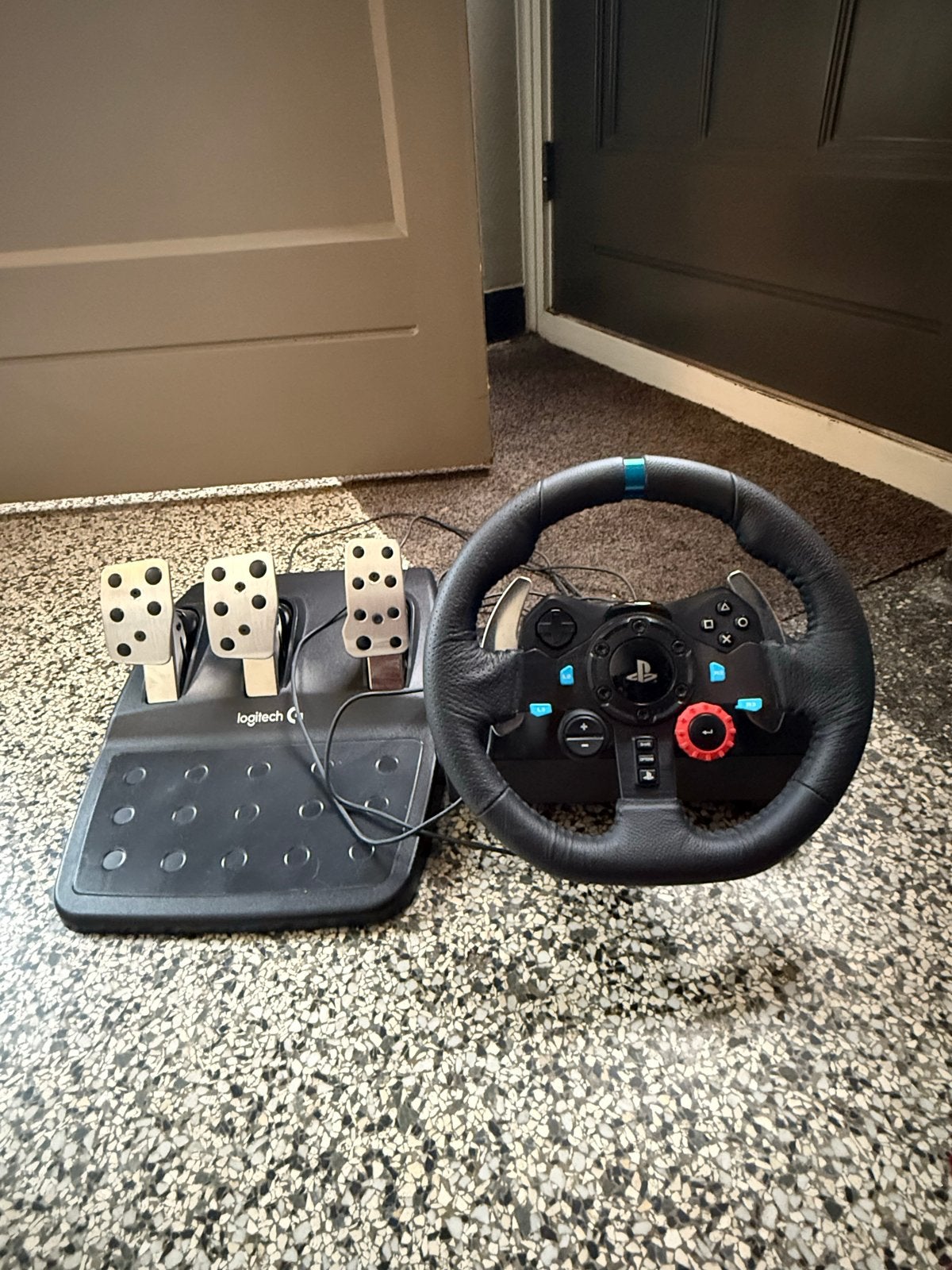 Logitech G29 Driving Force racestuur met pedalen, Spelcomputers en Games, Ophalen, Racestuur, Force feedback, Zo goed als nieuw
