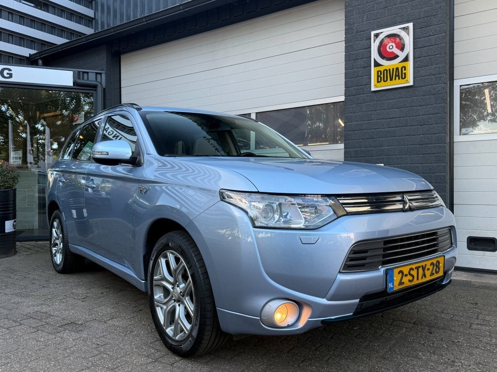 Mitsubishi Outlander 2.0 PHEV Instyle+ (bj 2013, automaat), 4 cilinders, Blauw, Hybride Elektrisch/Benzine, SUV of Terreinwagen