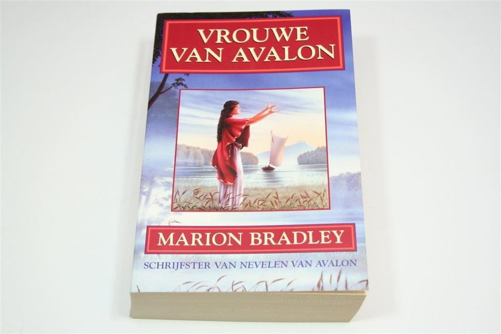 Vrouwe van Avalon — Fantasyroman Marion Zimmer Bradley, Boeken, Ophalen of Verzenden, Zo goed als nieuw