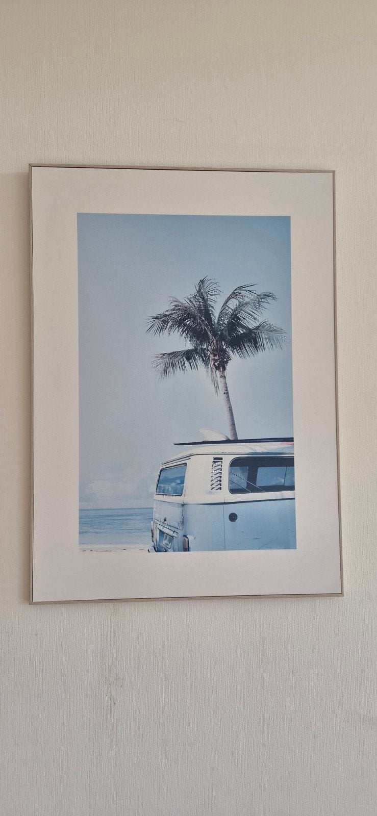 Wanddecoratie: VW busje met palmboom aan het strand, 50 – 75, Ophalen of Verzenden, Zo goed als nieuw, Foto of Poster