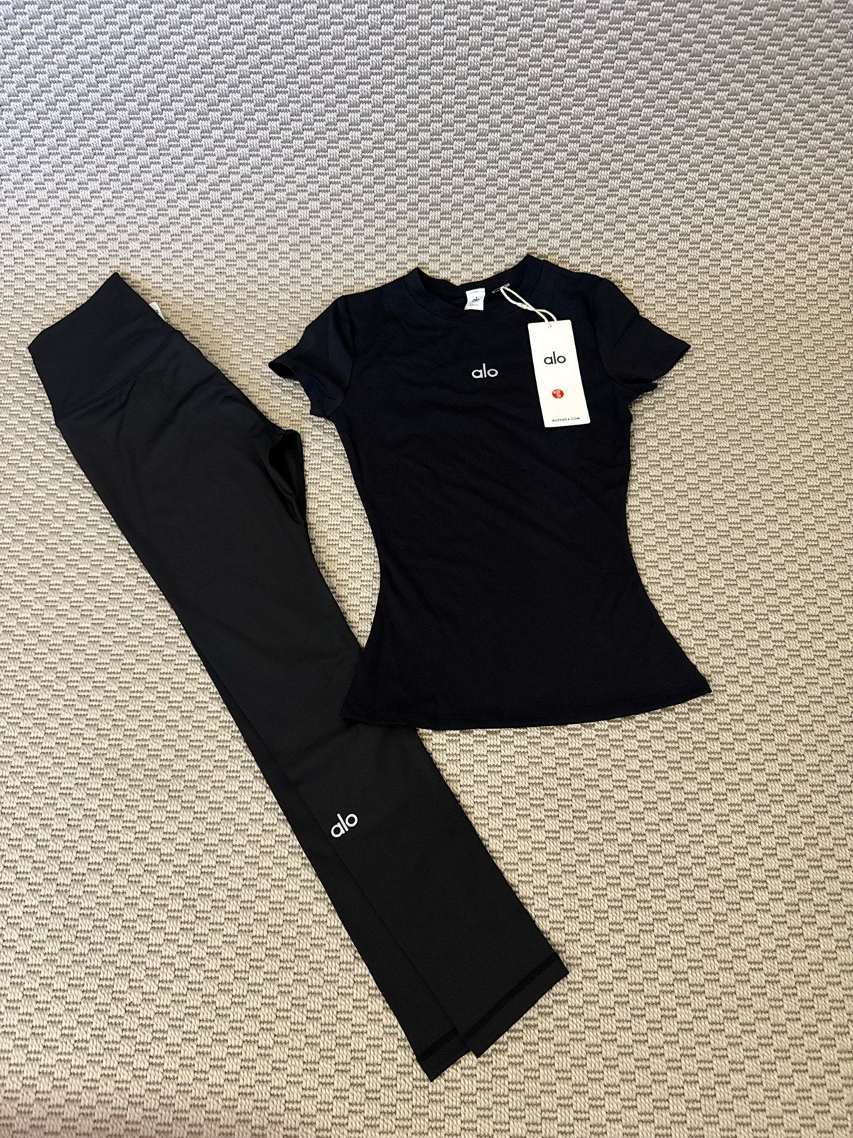 Alo Yoga sportset maat S - Legging en T-shirt, Zwart, Nieuw, Ophalen of Verzenden, Maat 36 (S)