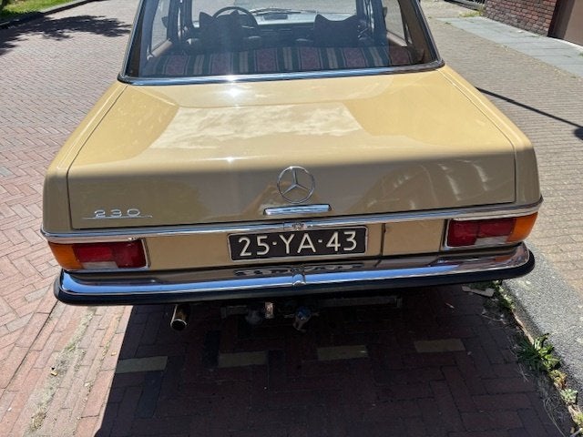 Mercedes-Benz 200-Serie 230 6cilinder oldtimer, Auto's, Achterwielaandrijving, Bruin, Bruin, Handgeschakeld