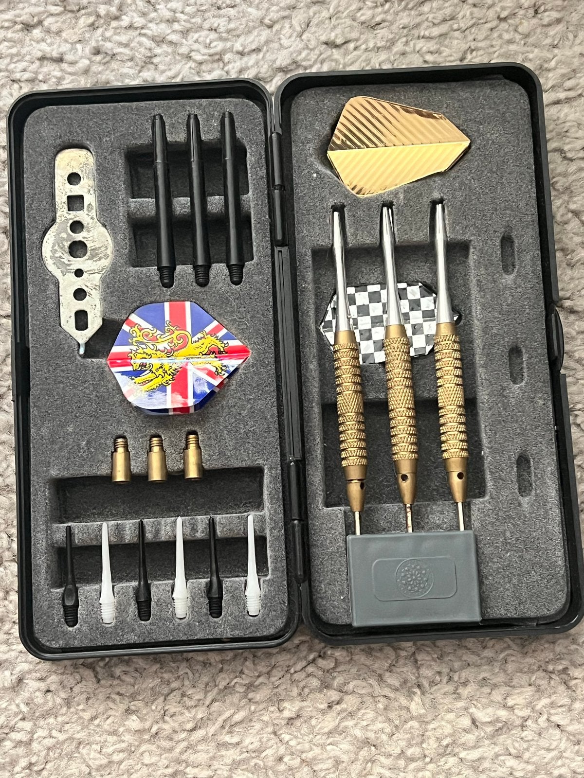 Darts set met gouden pijlen en accessoires in koffer, Sport en Fitness, Darts, Ophalen of Verzenden, Gebruikt, Pijlen