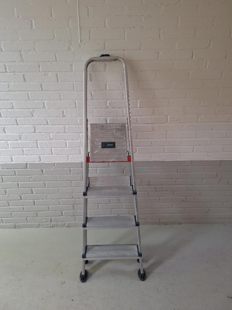 Altrex trapladder 4-treeds, Doe-het-zelf en Verbouw, Ladders en Trappen, Ophalen, Trap, Zo goed als nieuw, Opvouwbaar of Inschuifbaar