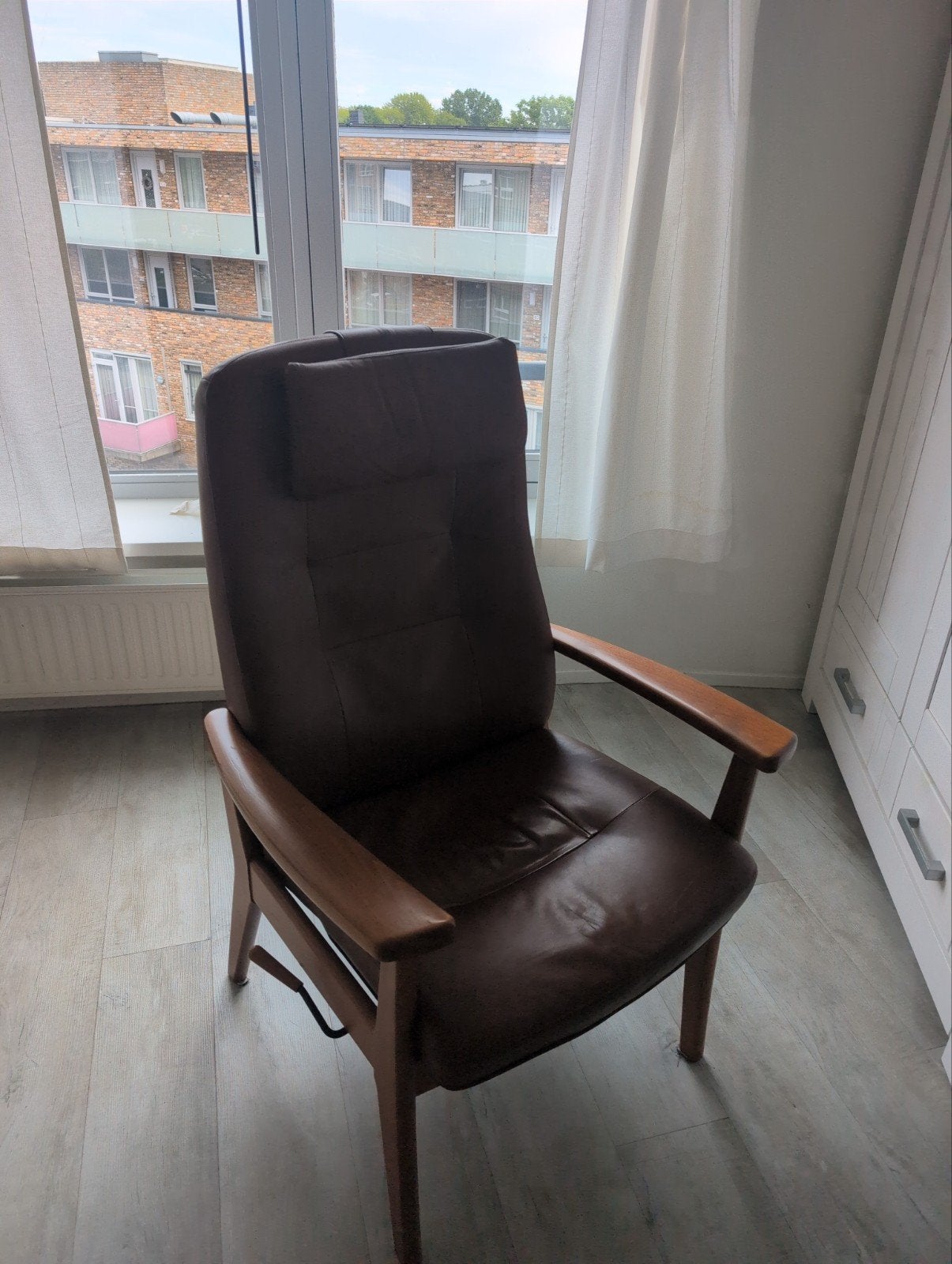 Comfortabele bruine fauteuil met houten armleuningen, Ophalen, Gebruikt, Klassiek, Comfortabel, Bruin