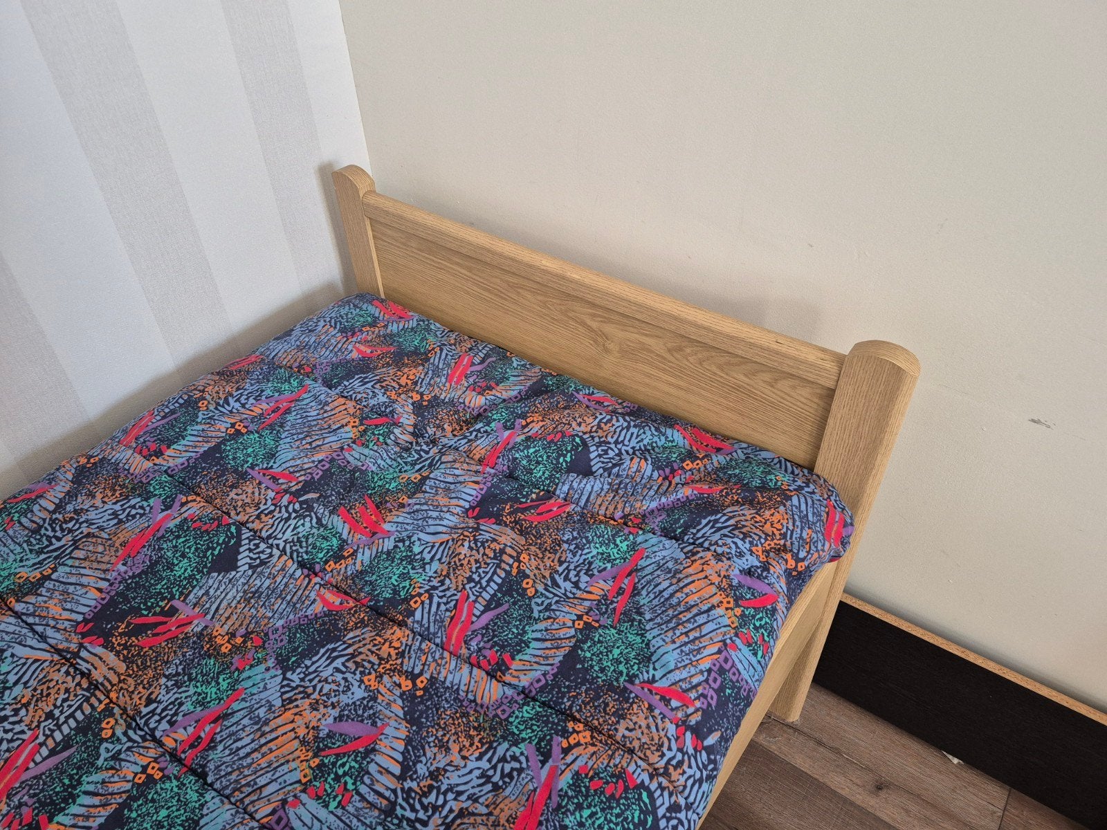 Een persoons bed  (spanbroek), Ophalen, 85 tot 100 cm, Zo goed als nieuw, Matras