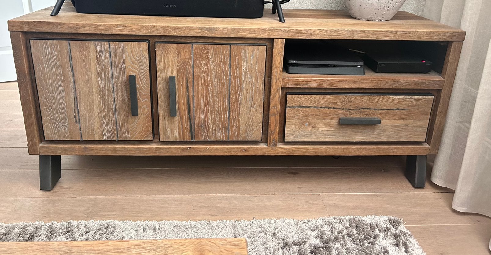 Henders & Hazel tv-meubel – 140 cm breed, Huis en Inrichting, Ophalen, 100 tot 150 cm, Zo goed als nieuw, Minder dan 100 cm
