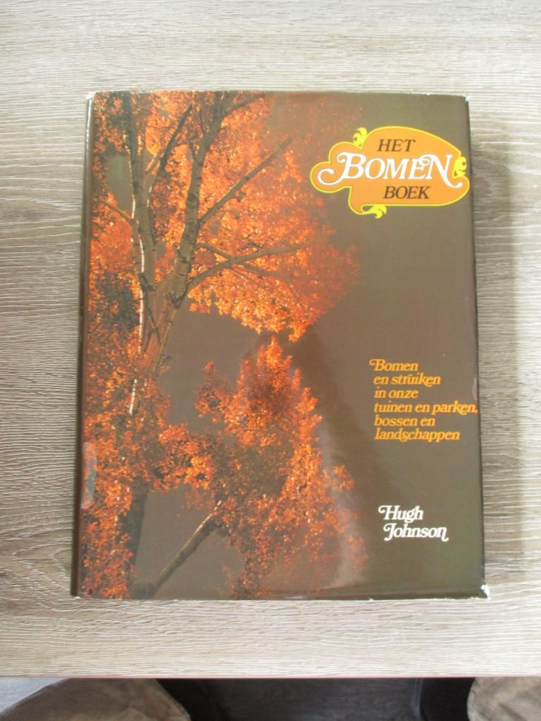 Het bomen boek - Hugh Johnson, Ophalen of Verzenden, Gelezen, Bloemen, Planten en Bomen