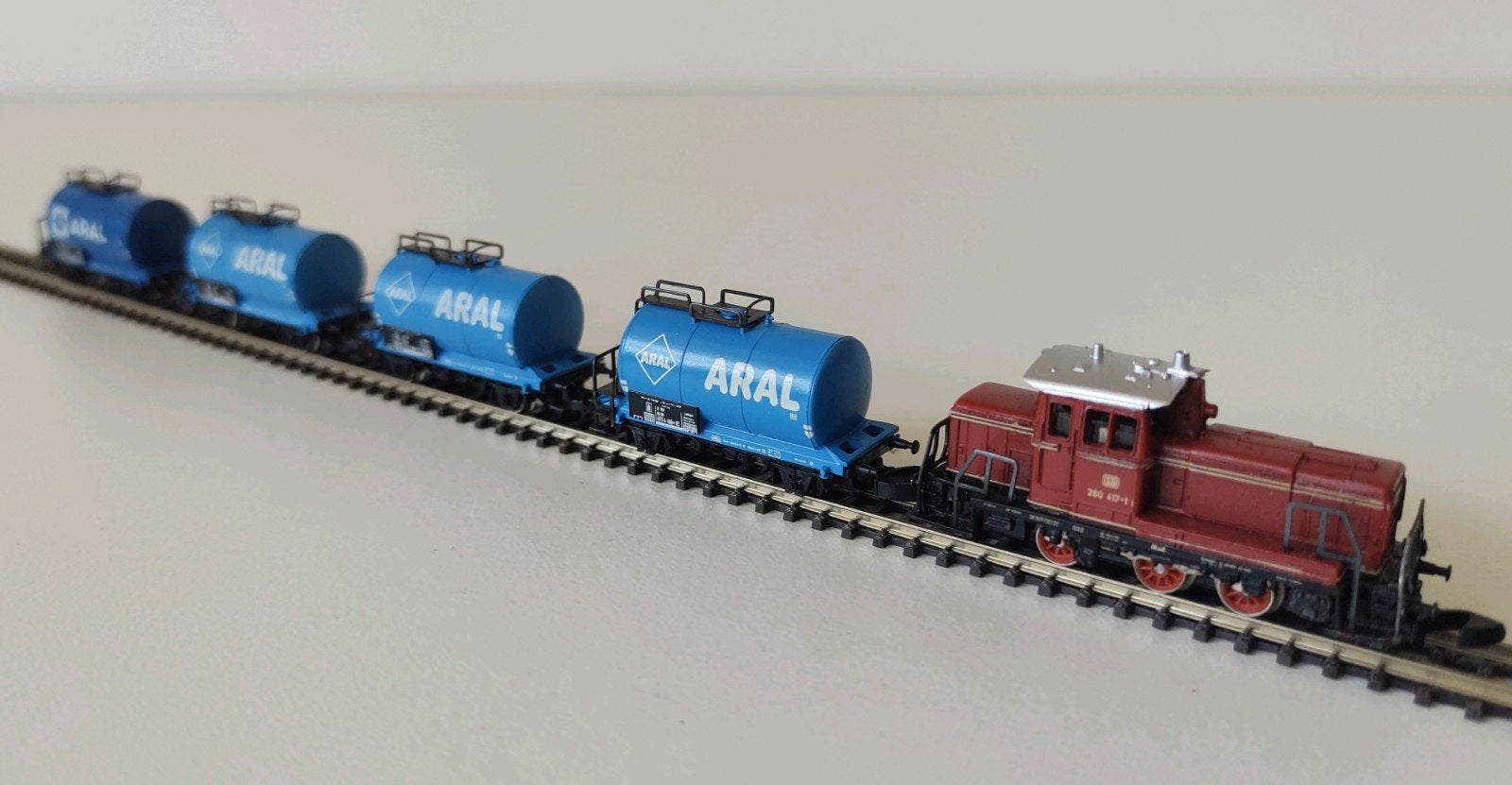 MÄRKLIN 8864 locomotief + vier MÄRKLIN 8613 ARAL ketelwagens, Gelijkstroom, Ophalen of Verzenden, Analoog, Märklin