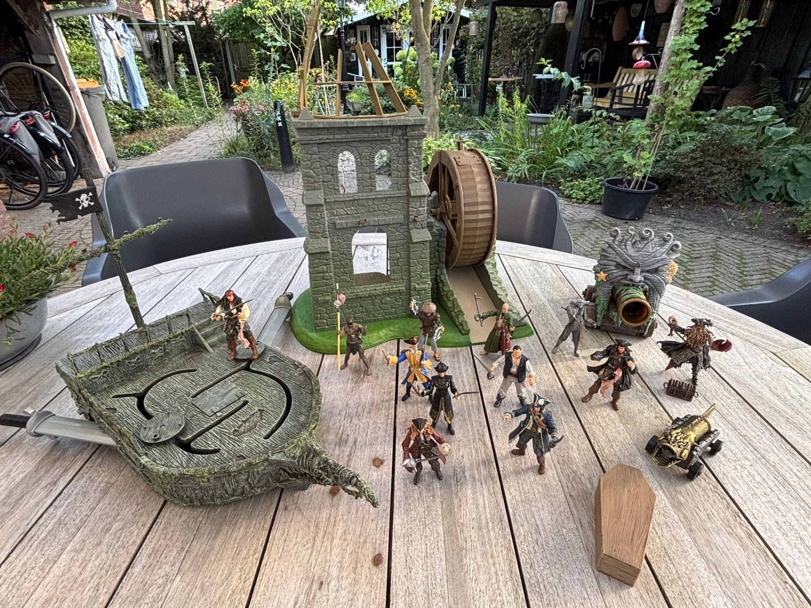 Pirates of the caribbean action figures + duelschip & ruïne, Ophalen, Gebruikt