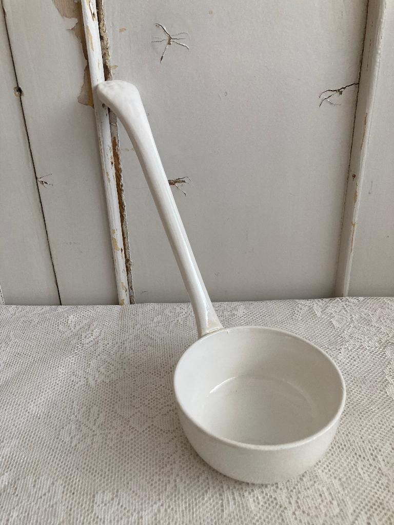 Brocante witte aardewerk soeplepel, Ophalen of Verzenden