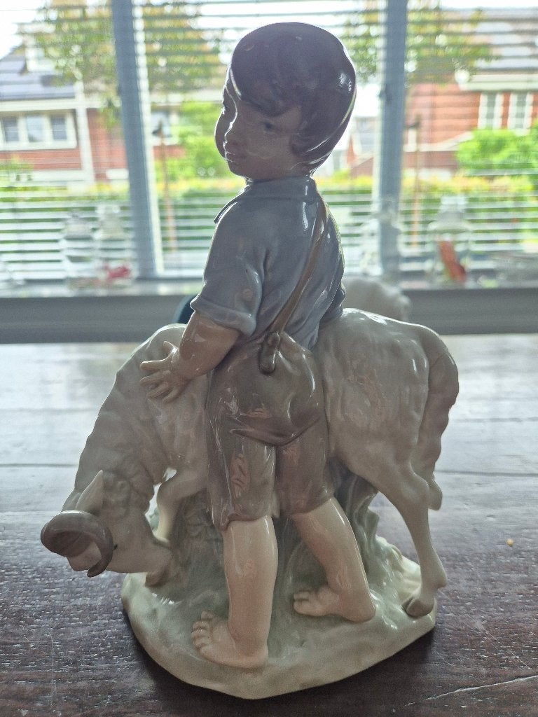 Vintage beeldje van NAO by Lladro "jongen met geit",, Ophalen