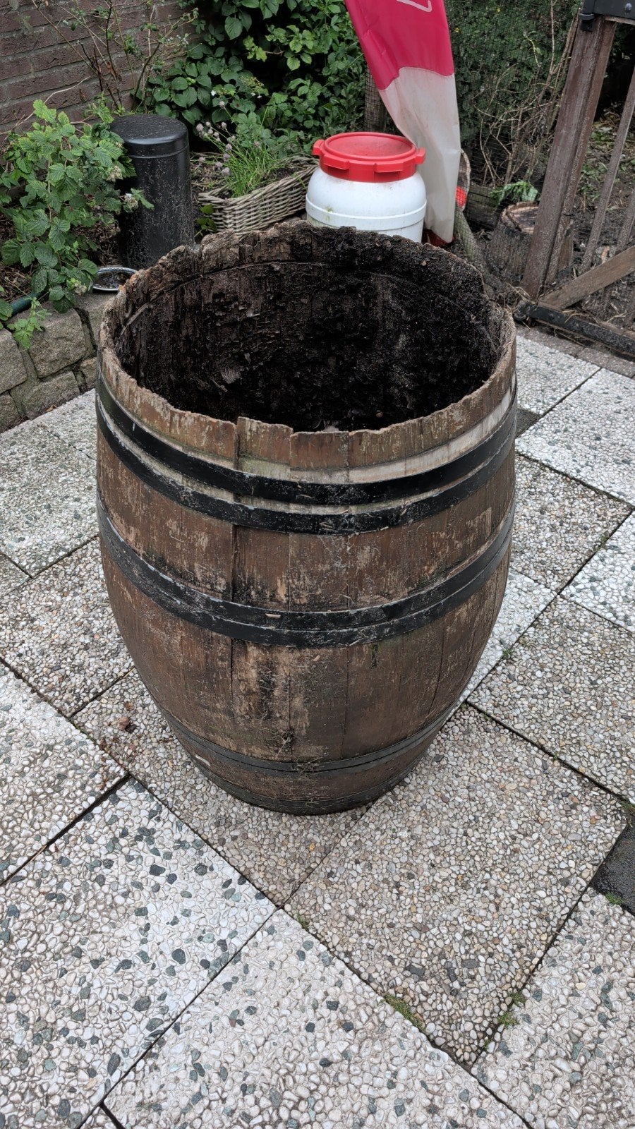 Oud wijnvat/regenton, Ophalen, Gebruikt, Rond, Balkon