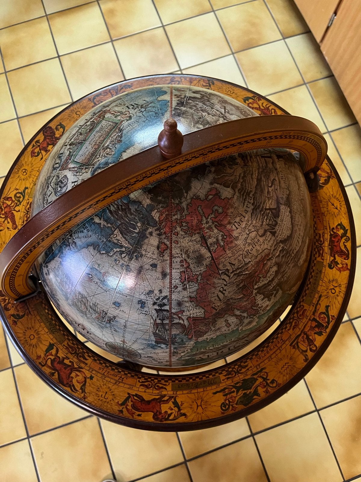 Decoratieve Wereldbol Drankkast / Globe Bar op Houten Standa, Ophalen, Gebruikt, Met opbergruimte, Globebar
