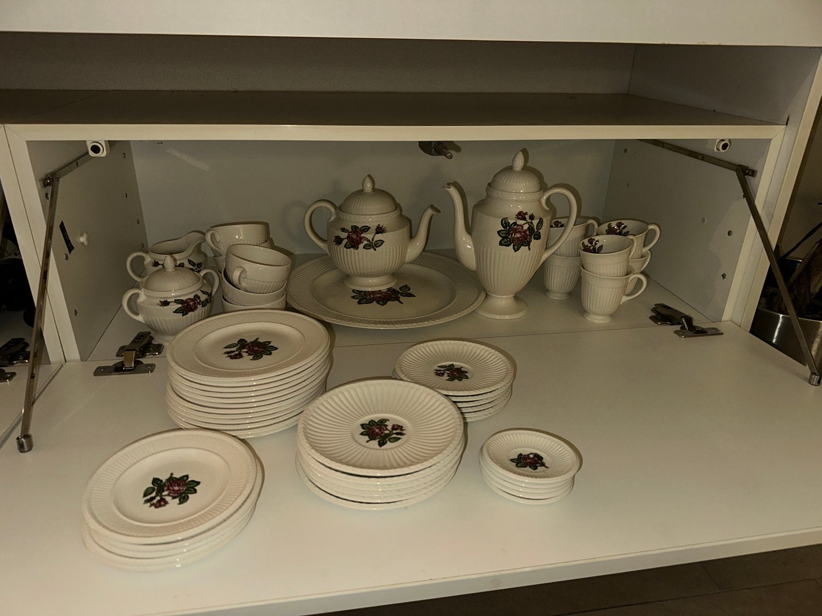 Vintage Wedgwood Moss Rose Servies - Compleet en Elegant, Gebruikt, Vintage, Ophalen of Verzenden, Wedgwood