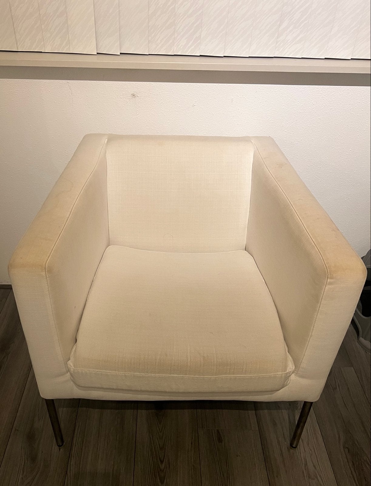 Crèmekleurige fauteuil met metalen poten, Ophalen of Verzenden, Gebruikt, Stof, 75 tot 100 cm