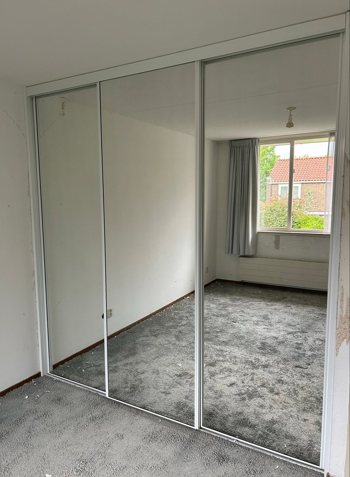 Witte kledingkast met - los daarvan - spiegel schuifdeuren, Ophalen, Overige materialen, Gebruikt, 200 cm of meer
