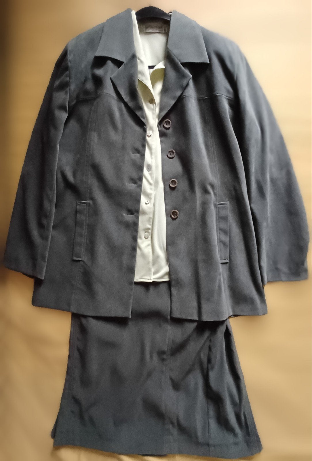 donkergroene jas met rok en lichtgroene blouse, Maat 38/40 (M), Kostuum of Pak, Nieuw, Ophalen of Verzenden