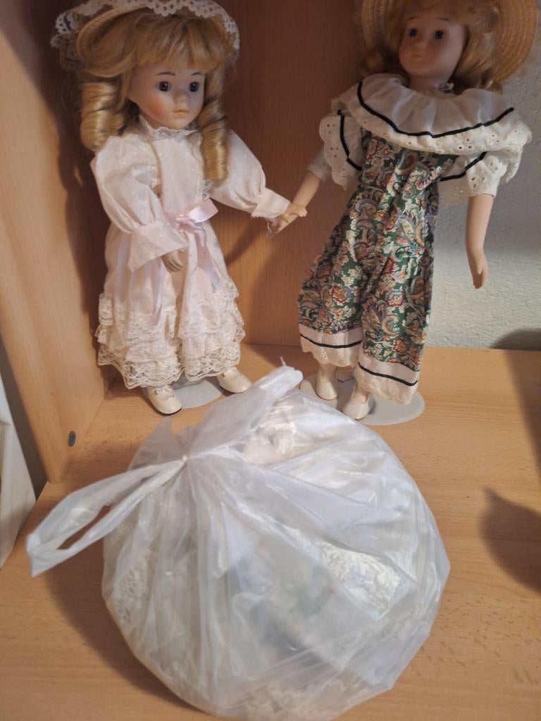 2 poppen op standaard, Verzamelen, Poppen, Ophalen, Pop