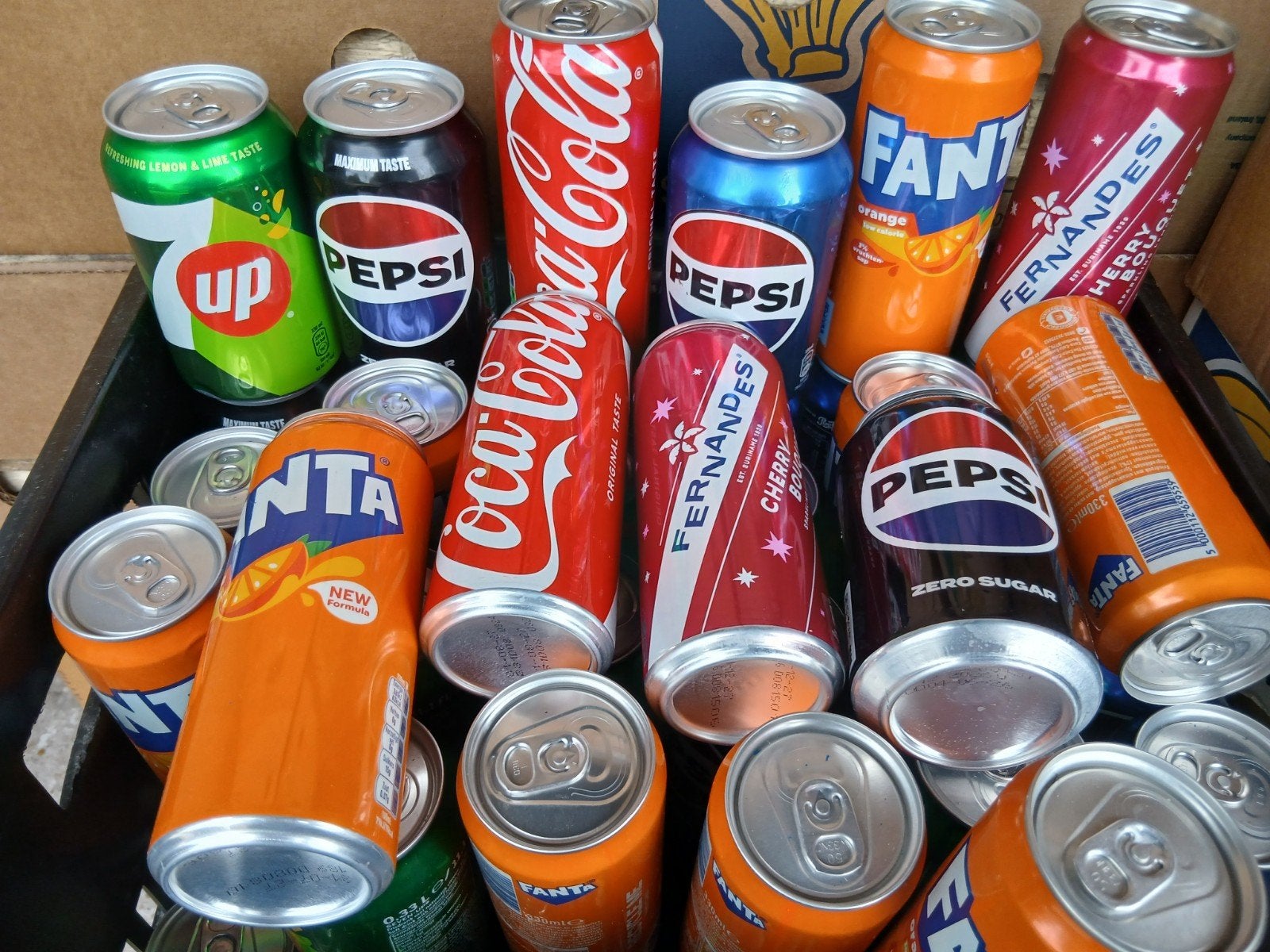 84 Blikjes frisdrank 33 cc Cola Fanta 7 up Fernandes Pepsi, Diversen, Ophalen
