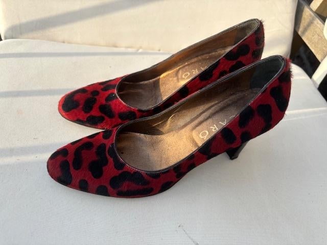 Rood/zwarte pumps, Ophalen, Gedragen, Rood