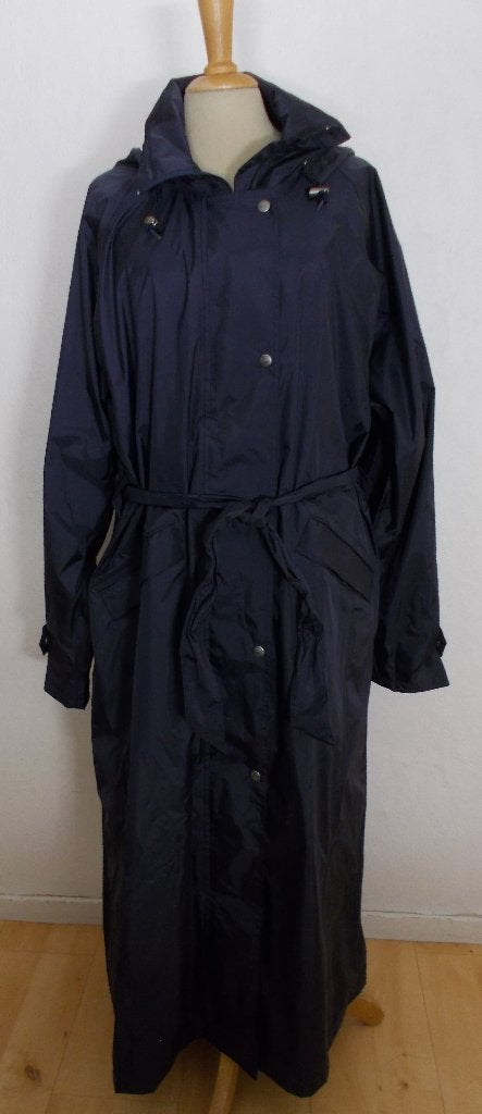 Donkerblauwe lange regenjas met capuchon van AGU! 44, Verzenden, Zo goed als nieuw, Maat 42/44 (L), Blauw