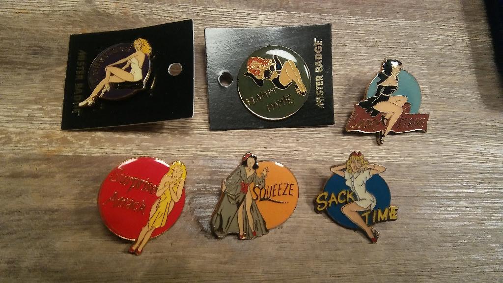 Pin-up pin up vrouwen pins Surprise Attack Sack time Squeeze, Ophalen of Verzenden, Zo goed als nieuw
