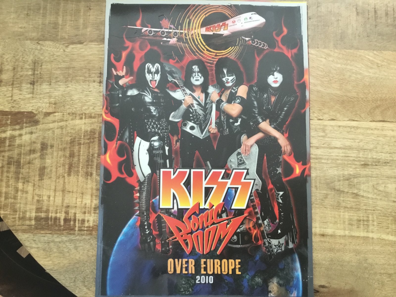 KISS Sonic Boom Over Europe Tourbook- Gesigneerd, Ophalen of Verzenden, Gebruikt, Boek, Tijdschrift of Artikel, Gesigneerd