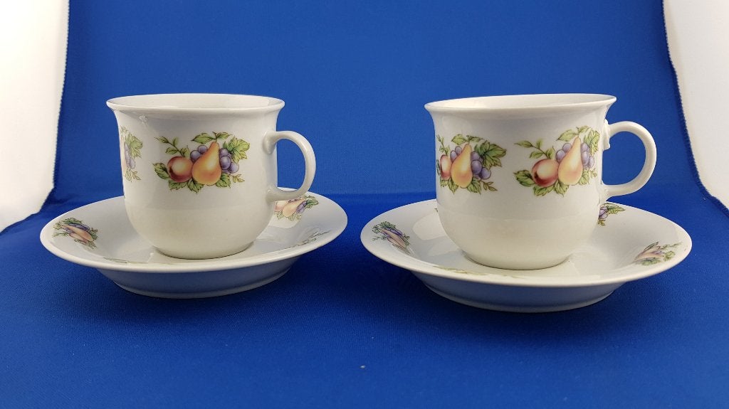 Vintage kop en schotel, wit met fruit motief x 4. 6A2, Tweedehands verkoop, Tweedehands verkoop, Gebruikt, Ophalen of Verzenden