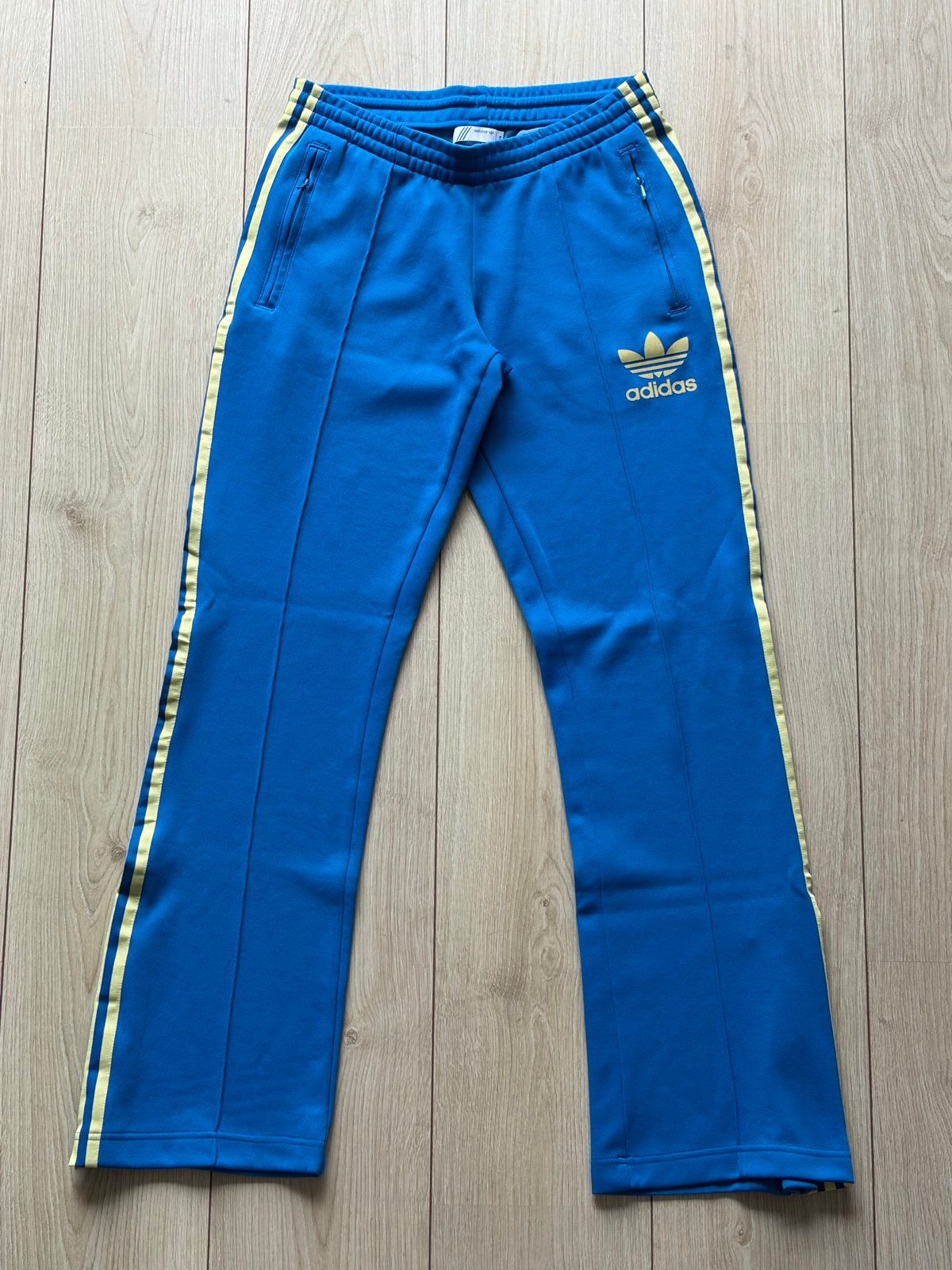 Adidas flared trainingsbroek blauw met gele strepen Maat 38, Maat 38/40 (M), Blauw, Ophalen of Verzenden, Zo goed als nieuw