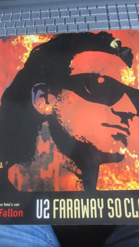 U2 Faraway so close.(Tekst/foto;s BP Fallon), Gelezen, Artiest, Ophalen of Verzenden, BP Fallon