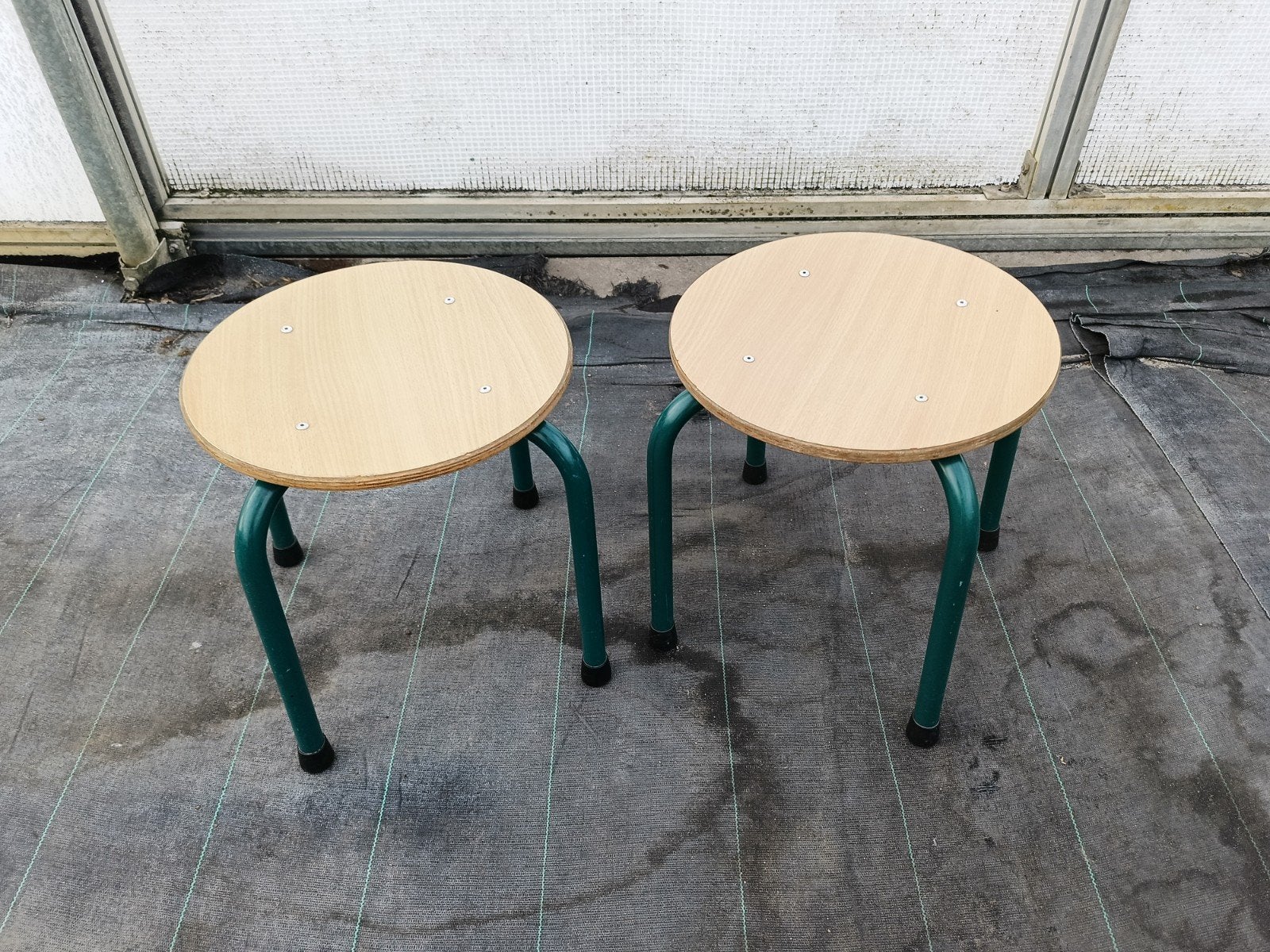 2 Kinderkrukjes met blanke zitting en groene pootjes, Ophalen, Gebruikt, Hout