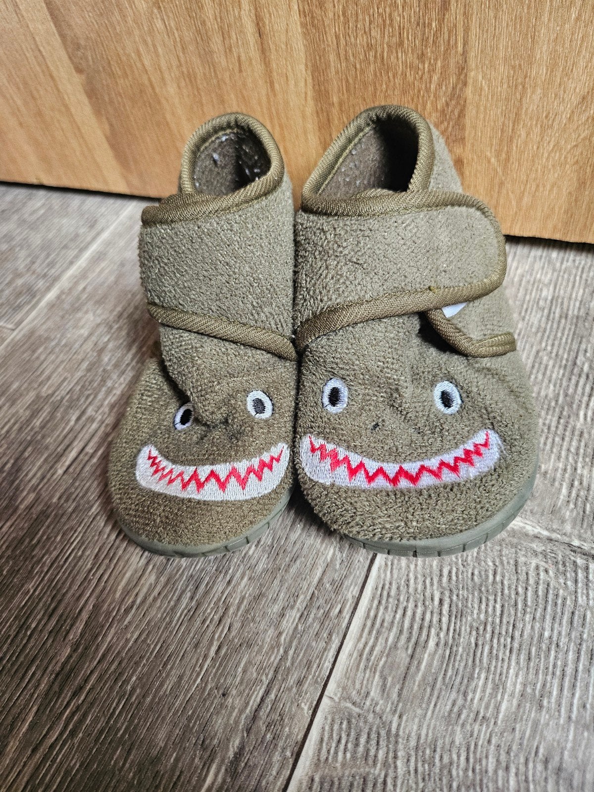 Leuke groene slofjes met haaienbek, maat 23, Kinderen en Baby's, Babykleding | Schoentjes en Sokjes, Slofjes, Gebruikt, Jongetje of Meisje