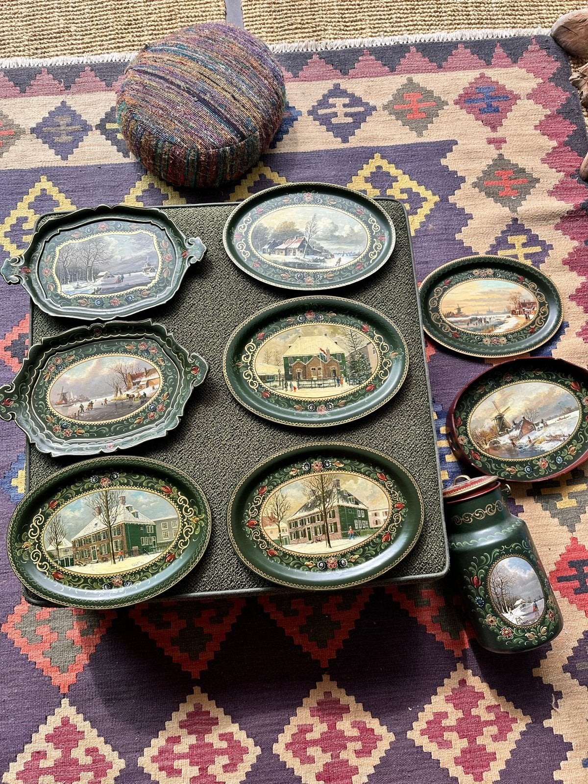 Set van 8 vintage beschilderde dienbladen en melkbus, Ophalen