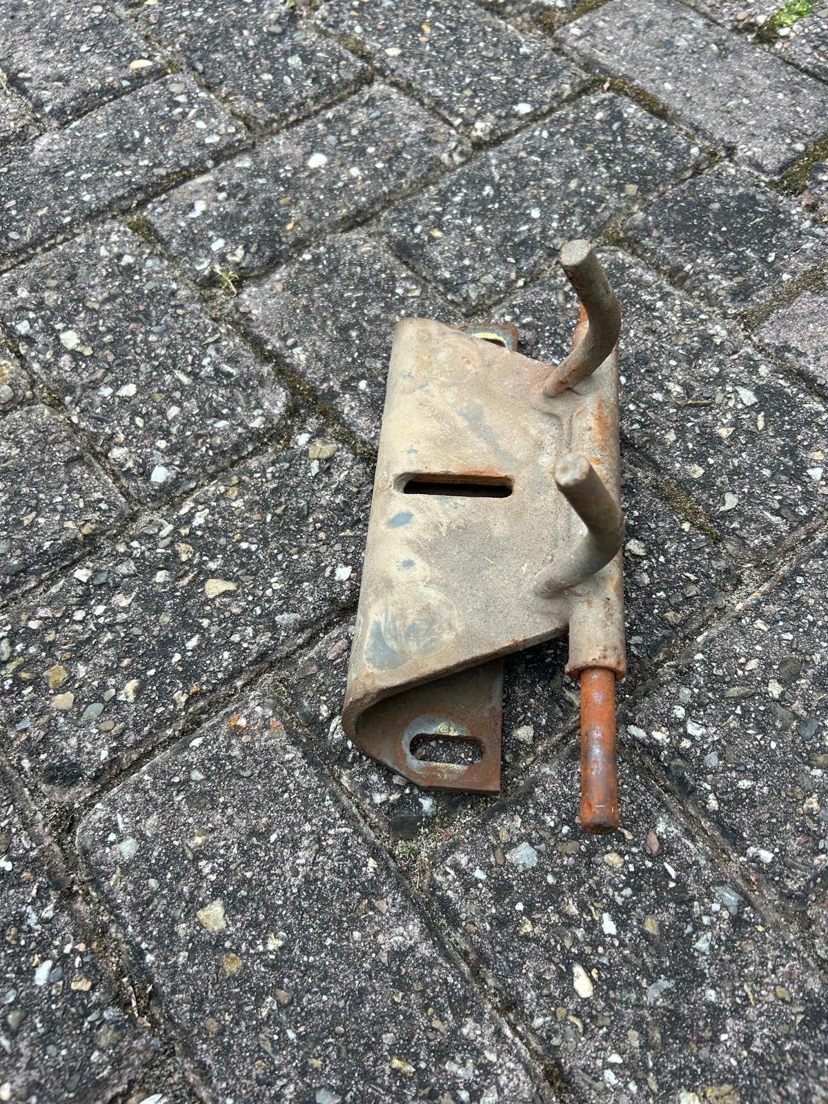 Bevestigingsscharnier motorkap Fendt 100 serie, Ophalen