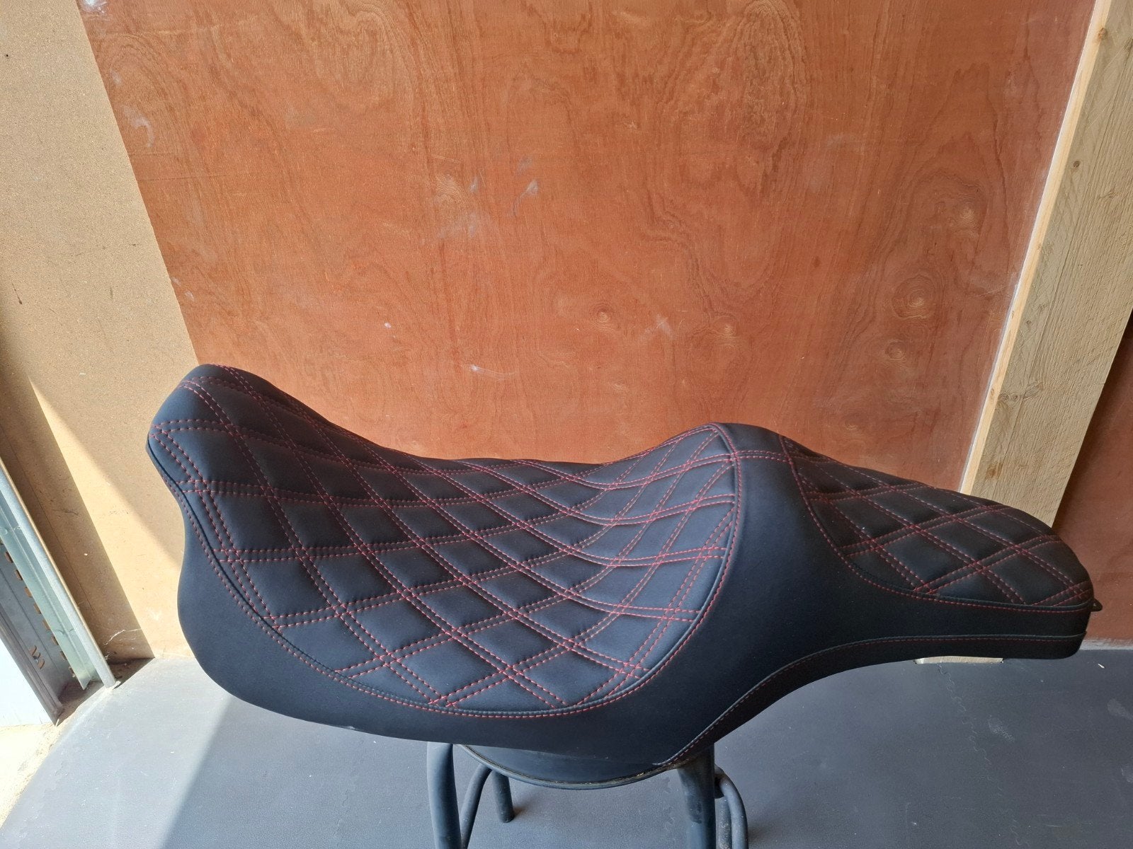 Motorzadel met rode stiksels - Comfortabel en stijlvol, Ophalen of Verzenden, Nieuw