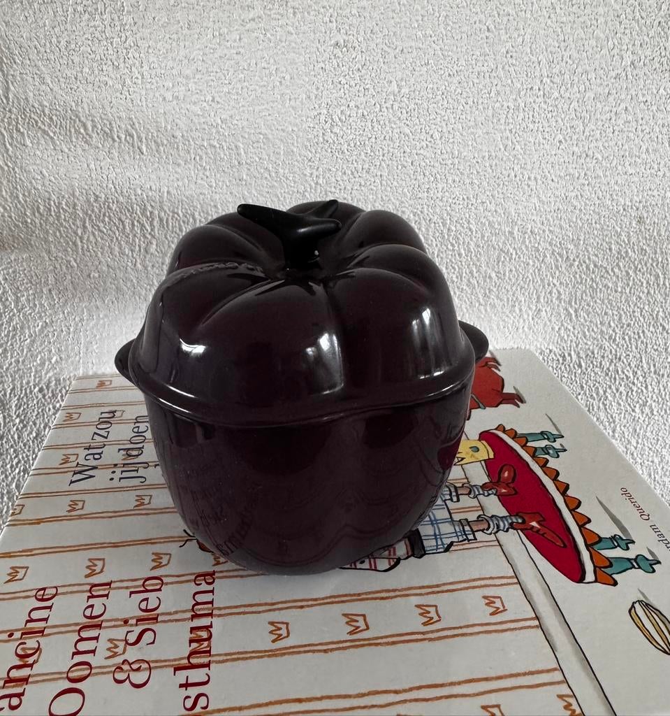 Le Creuset mini cocotte paprika aubergine kleur  keramiek, Ophalen of Verzenden, Zo goed als nieuw, Overige materialen, Overige typen