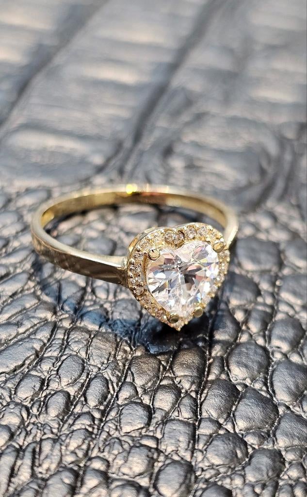Prachtige 14karaat dames gouden ring met hart steen