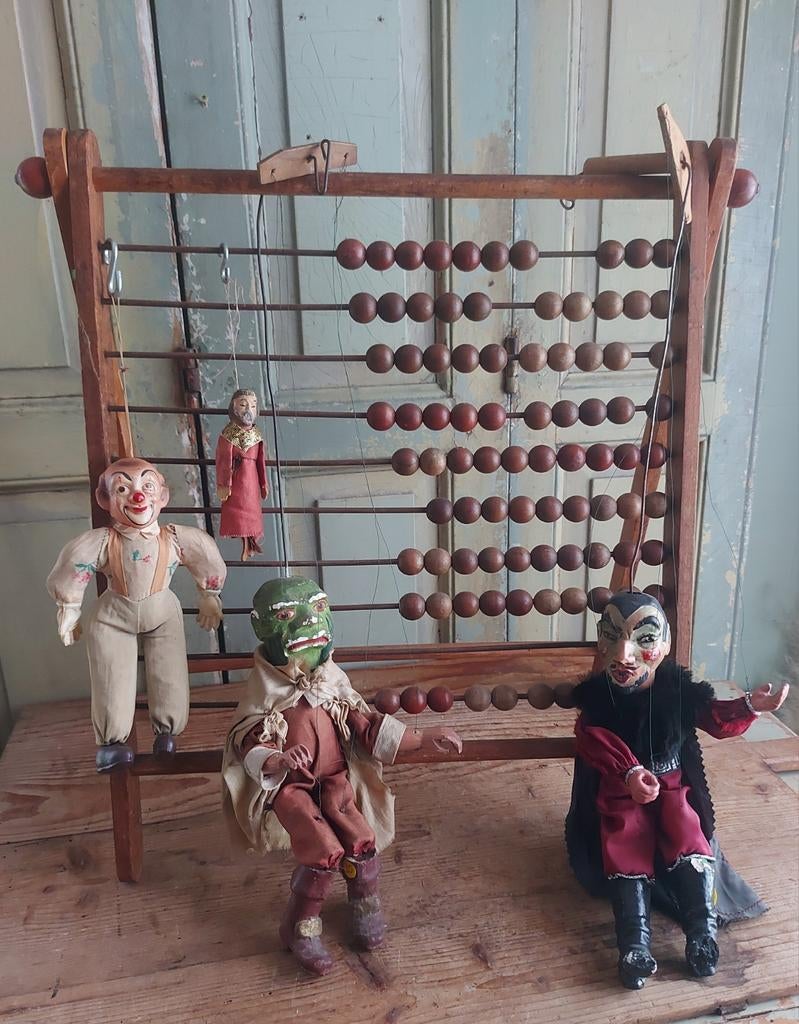 Oud telraam met antieke poppen marionette pop, Ophalen of Verzenden
