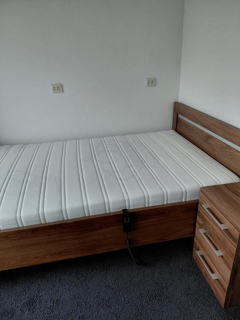 Elektrisch Auping bed met matras en nachtkastje, Huis en Inrichting, Slaapkamer | Bedden, Ophalen, Verstelbaar, Bruin, Zo goed als nieuw